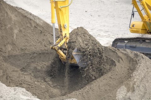 土を掘る